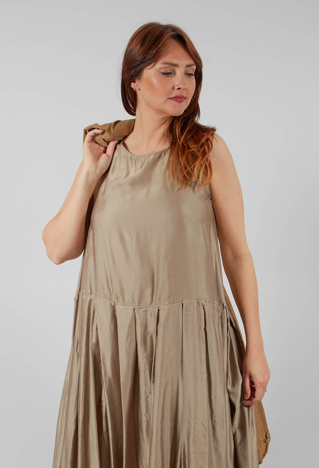 Sleeveless Pleated Dress SC in Stone