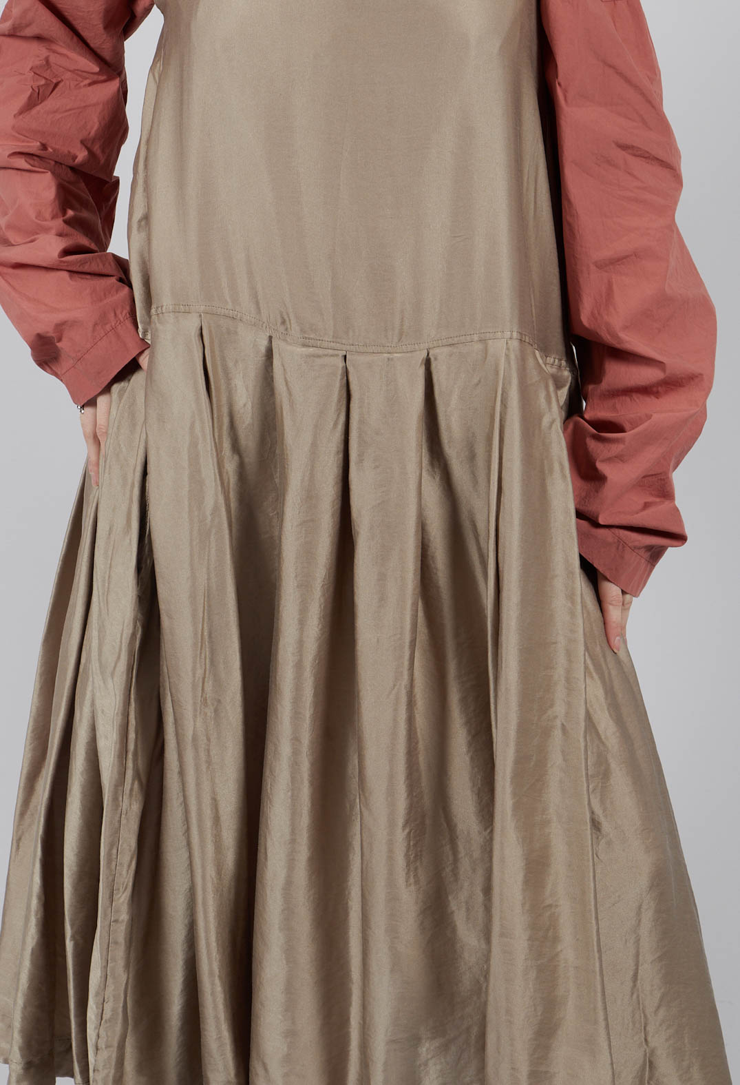 Sleeveless Pleated Dress SC in Stone