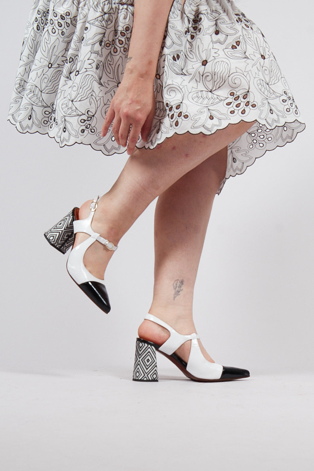 Lymu Pointed Heel in Negro