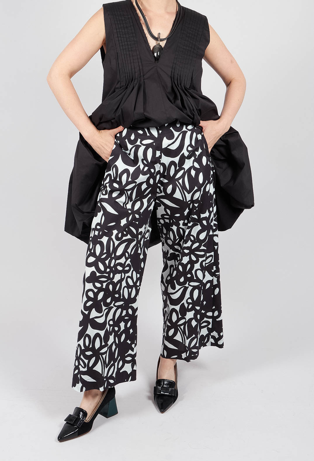 Wide Leg Trouser in Off White and Nero