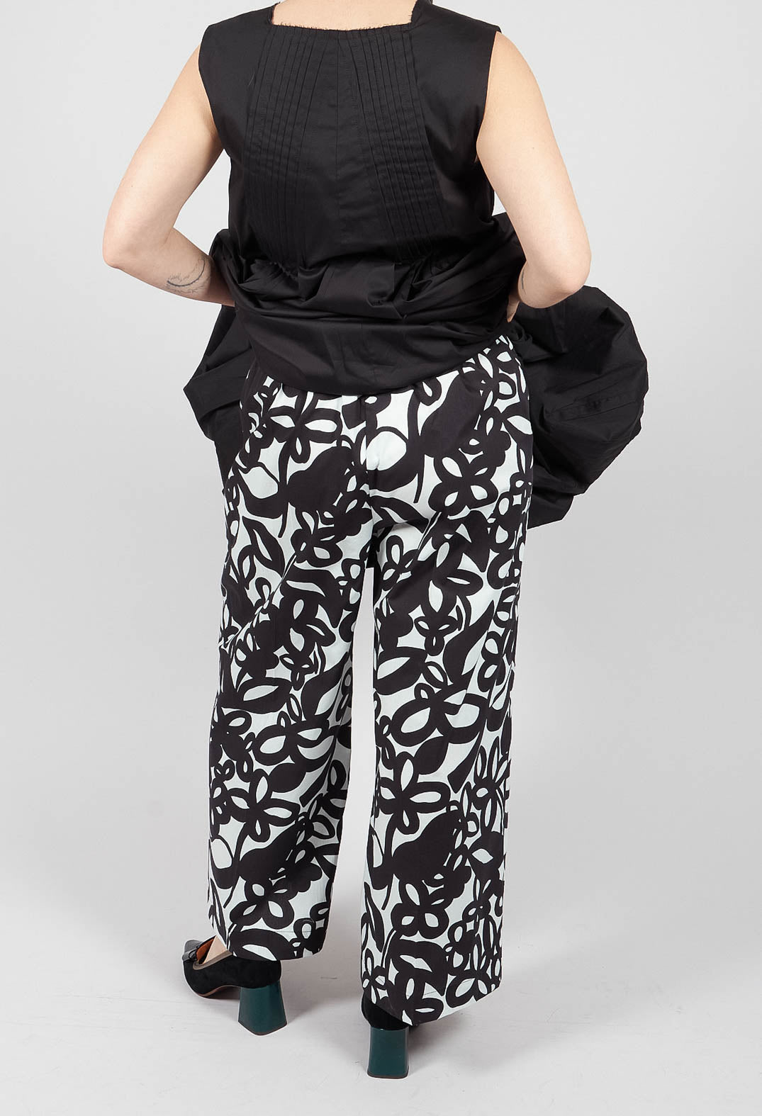 Wide Leg Trouser in Off White and Nero