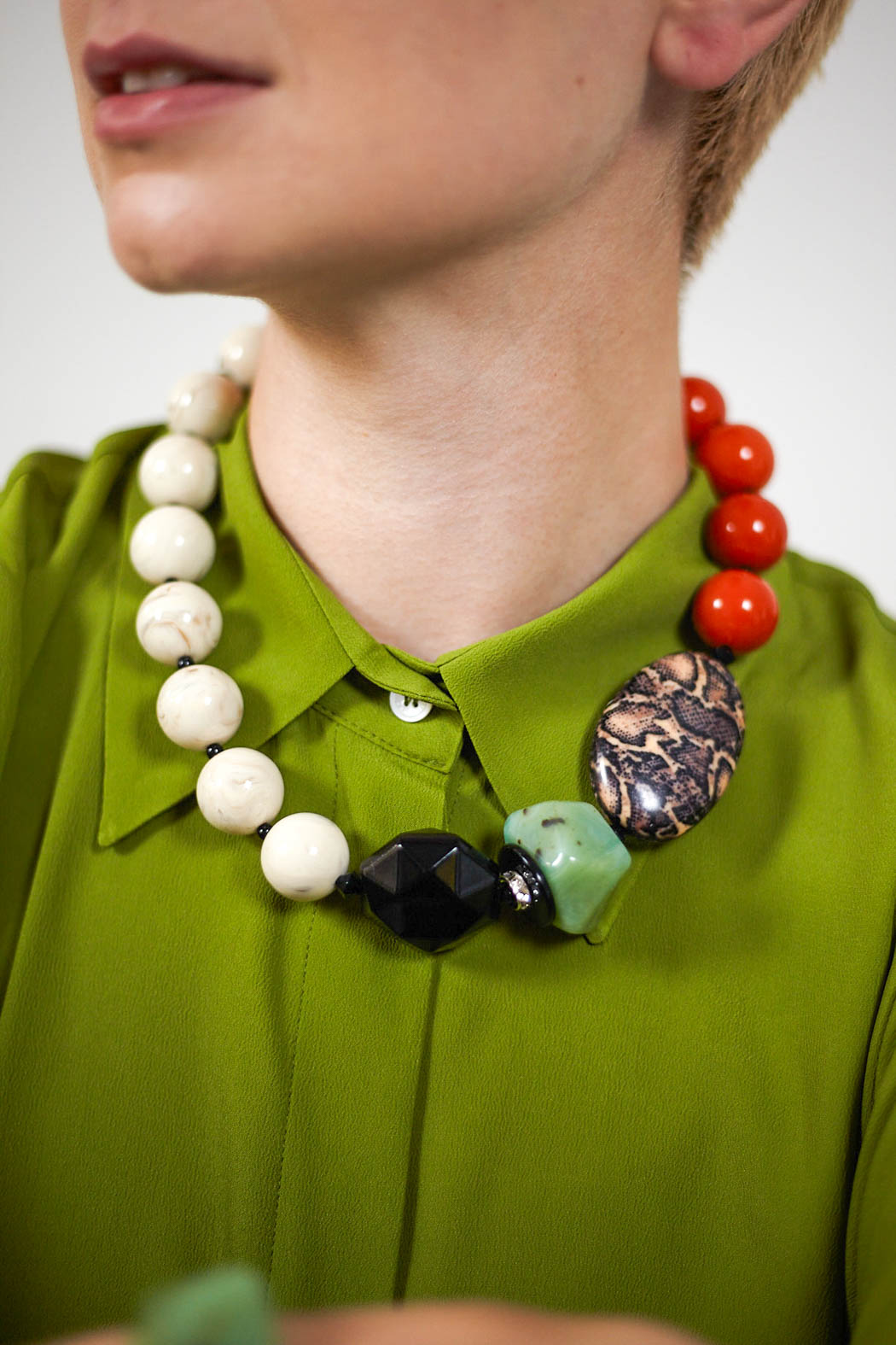 Choker Necklace in Multicolour Features