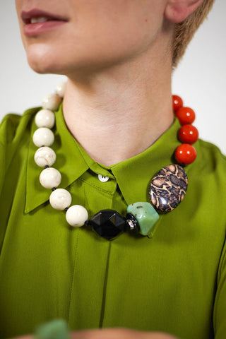 Choker Necklace in Multicolour Features