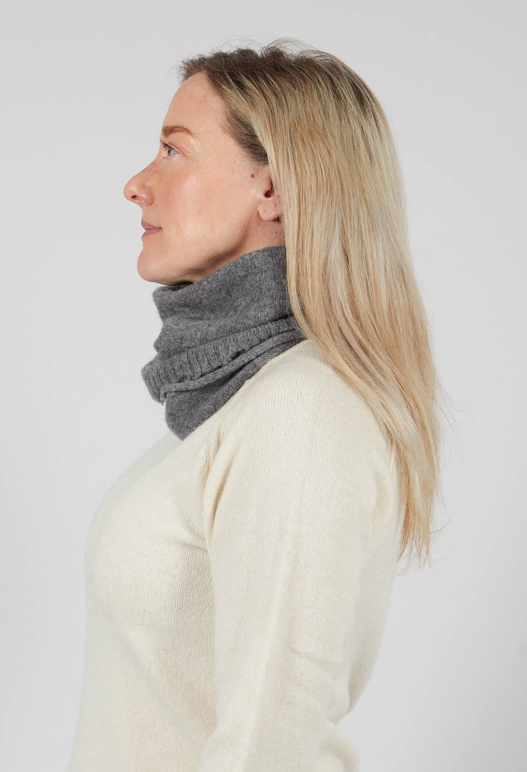 Knitted Hat with Raw Edges in Brume Mel - 1534608