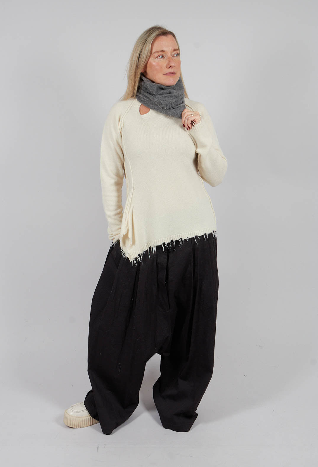 Knitted Hat with Raw Edges in Brume Mel - 1534608