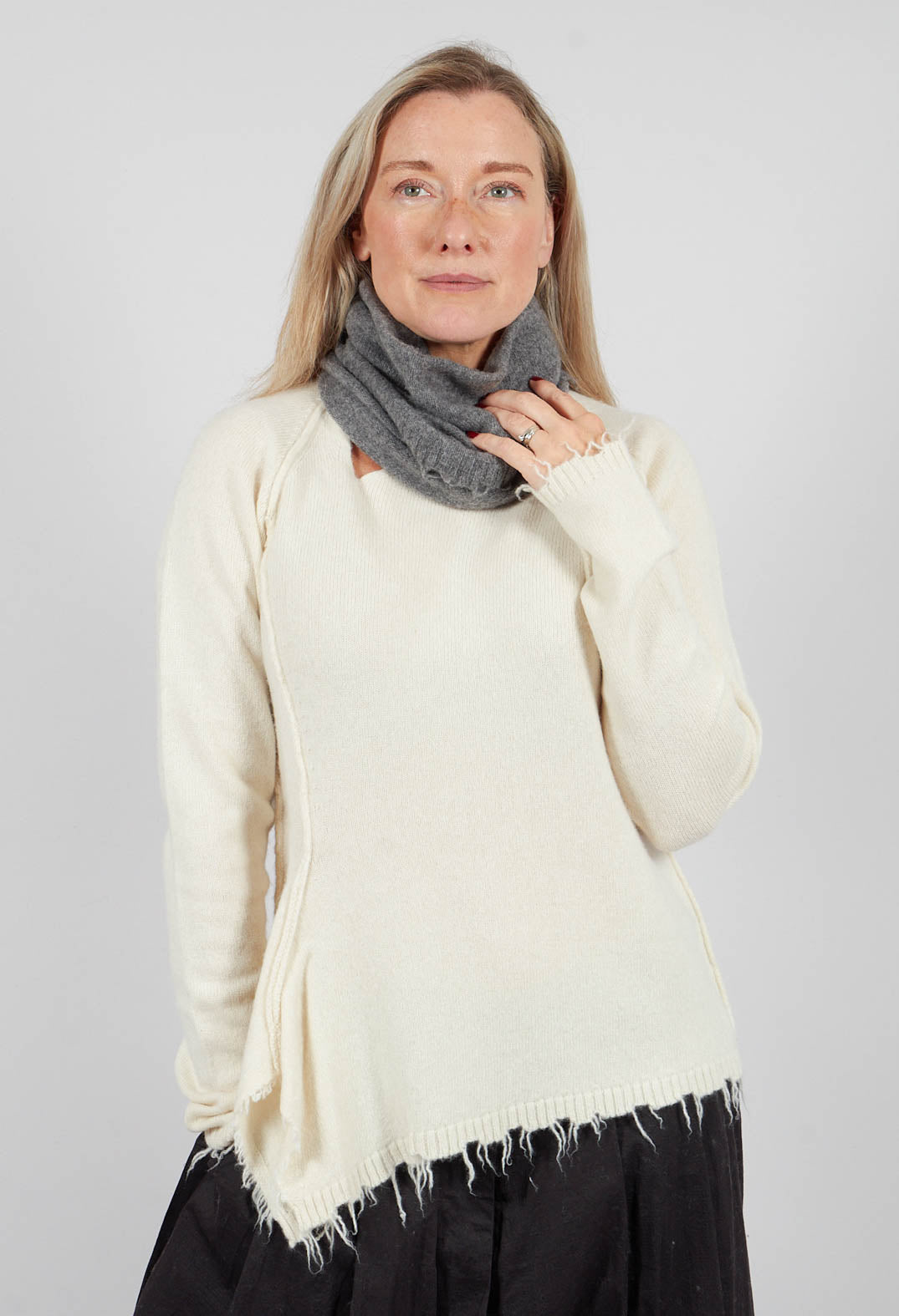 Knitted Hat with Raw Edges in Brume Mel - 1534608