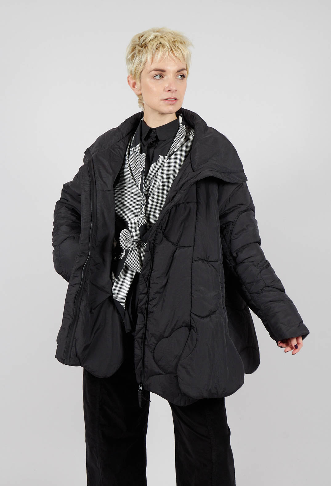 Quilted Tulip Jacket in Black - 3191104