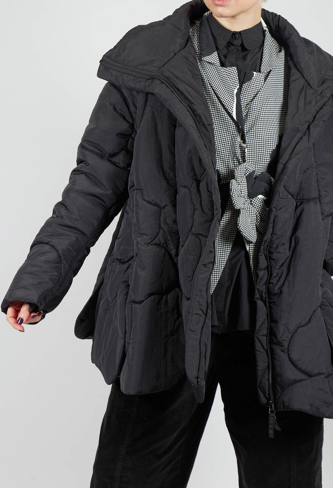 Quilted Tulip Jacket in Black - 3191104