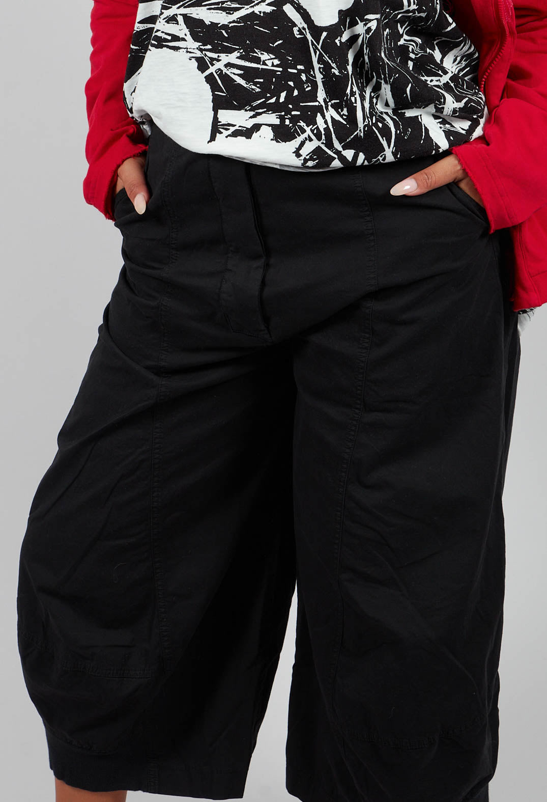 Cropped Balloon Leg Trousers in Black - 3200105