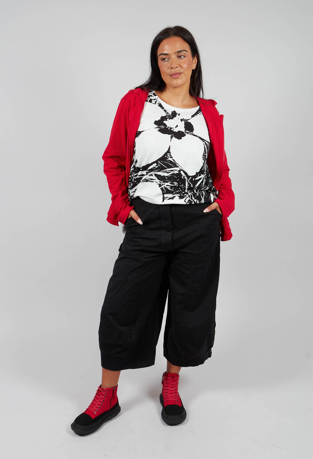 Cropped Balloon Leg Trousers in Black - 3200105