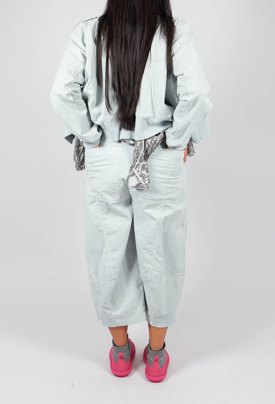 Cropped Balloon Leg Trousers in Light Grey - 3200105