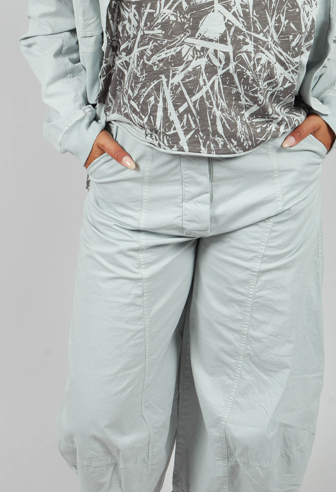 Cropped Balloon Leg Trousers in Light Grey - 3200105