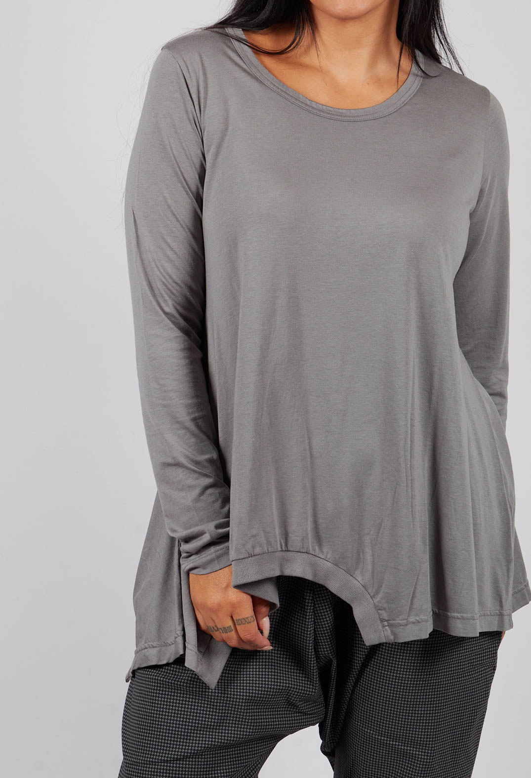 Long Sleeve T-Shirt with Asymmetric Hem in Dark Grey - 3260501