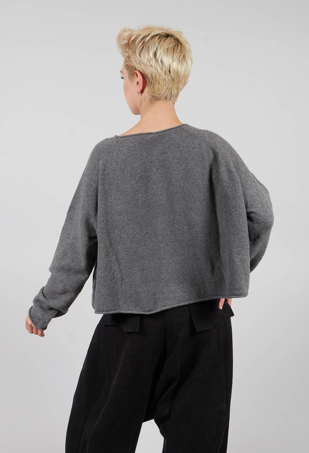 Cropped Pullover with Stitched Motif in Dark Grey - 3270702