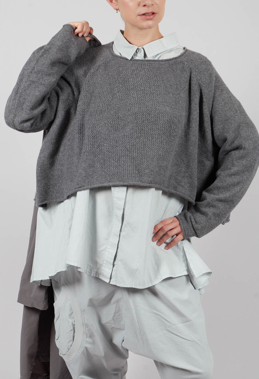 Cropped Pullover with Stitched Motif in Dark Grey - 3270702