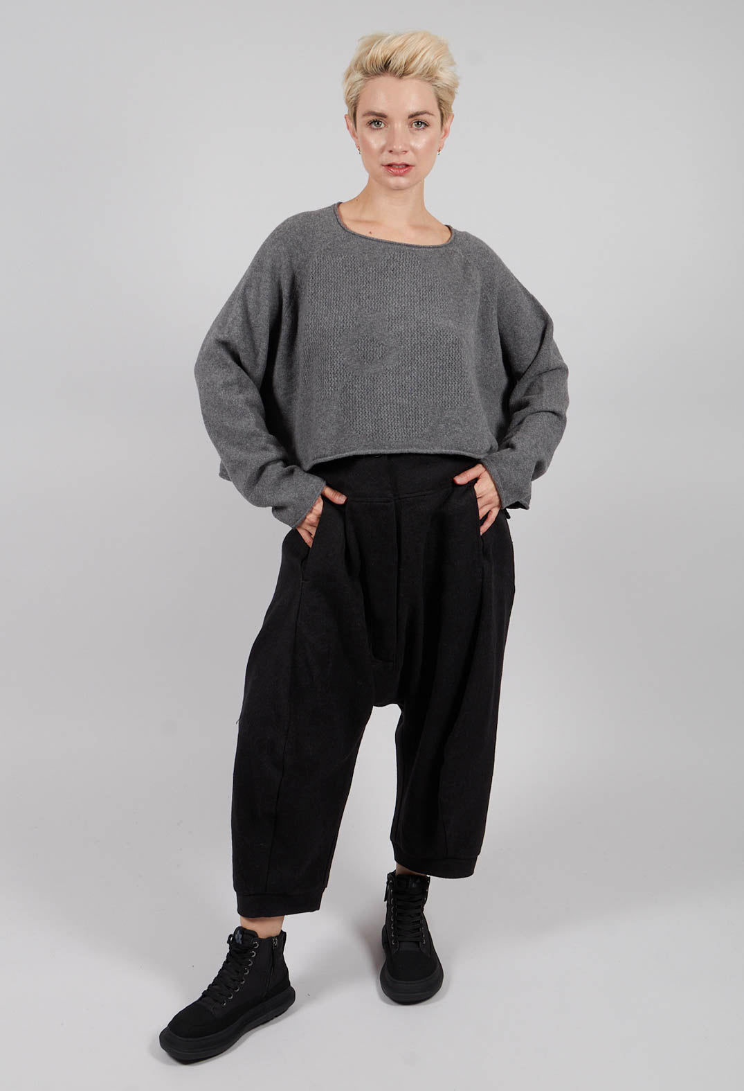 Cropped Pullover with Stitched Motif in Dark Grey - 3270702