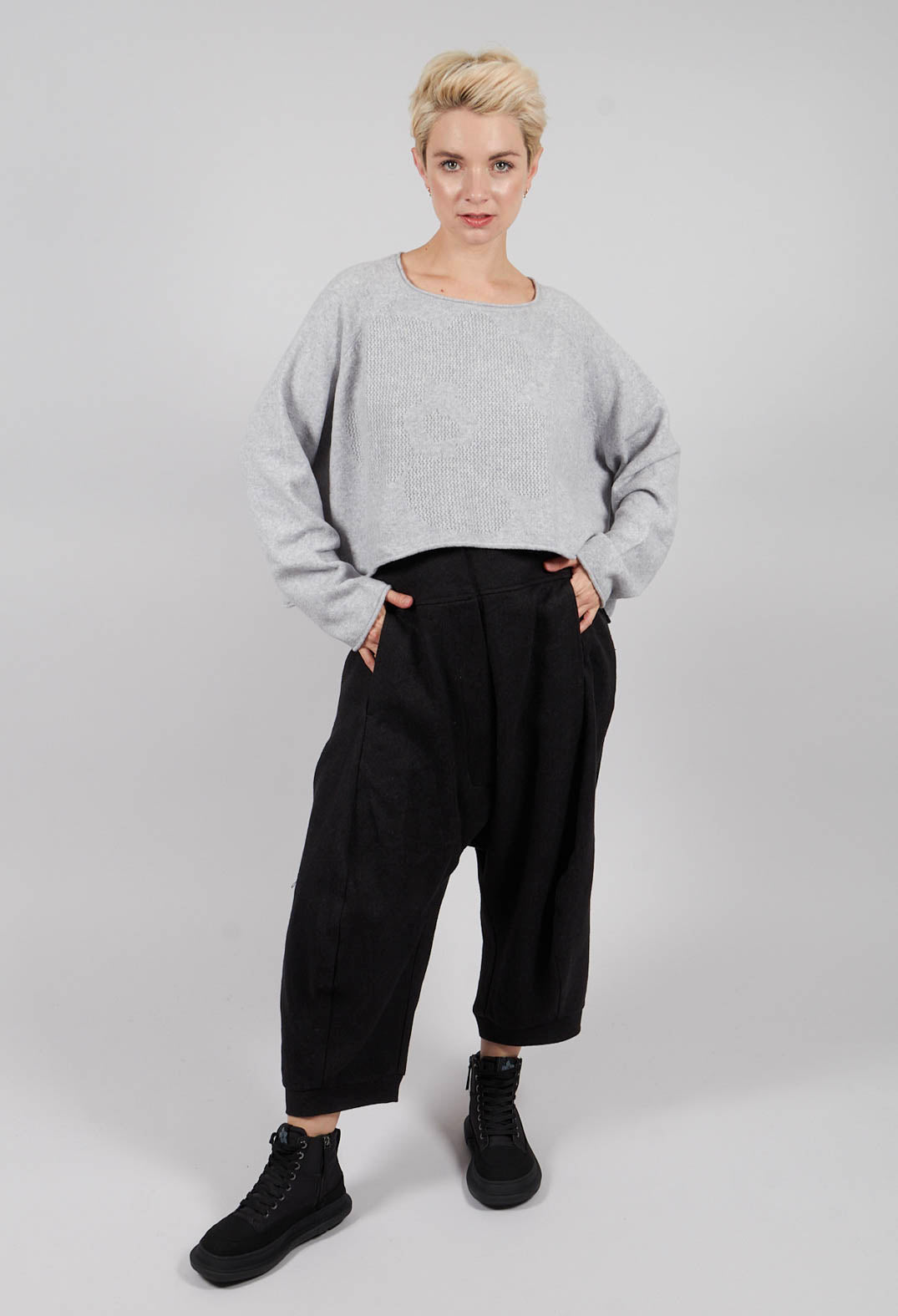 Cropped Pullover with Stitched Motif in Light Grey - 3270702