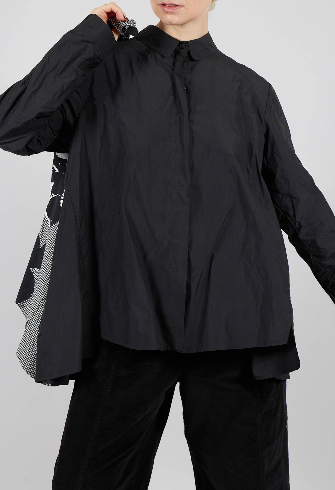 Shirt with Pleated Back in Black - 3300401