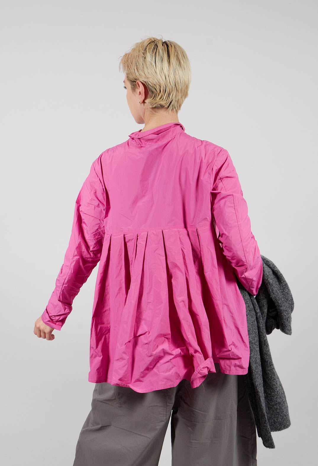 Shirt with Pleated Back in Lily - 3300401