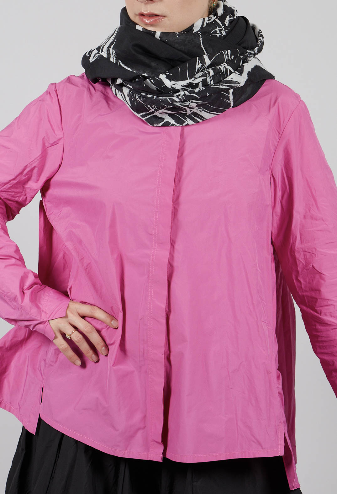 Shirt with Pleated Back in Lily - 3300401