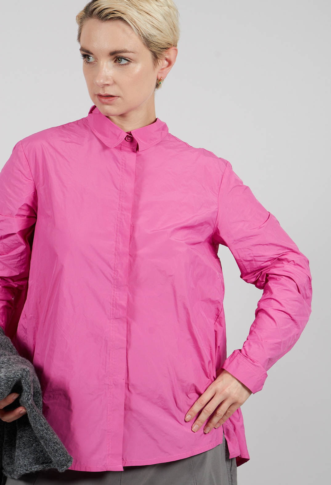 Shirt with Pleated Back in Lily - 3300401