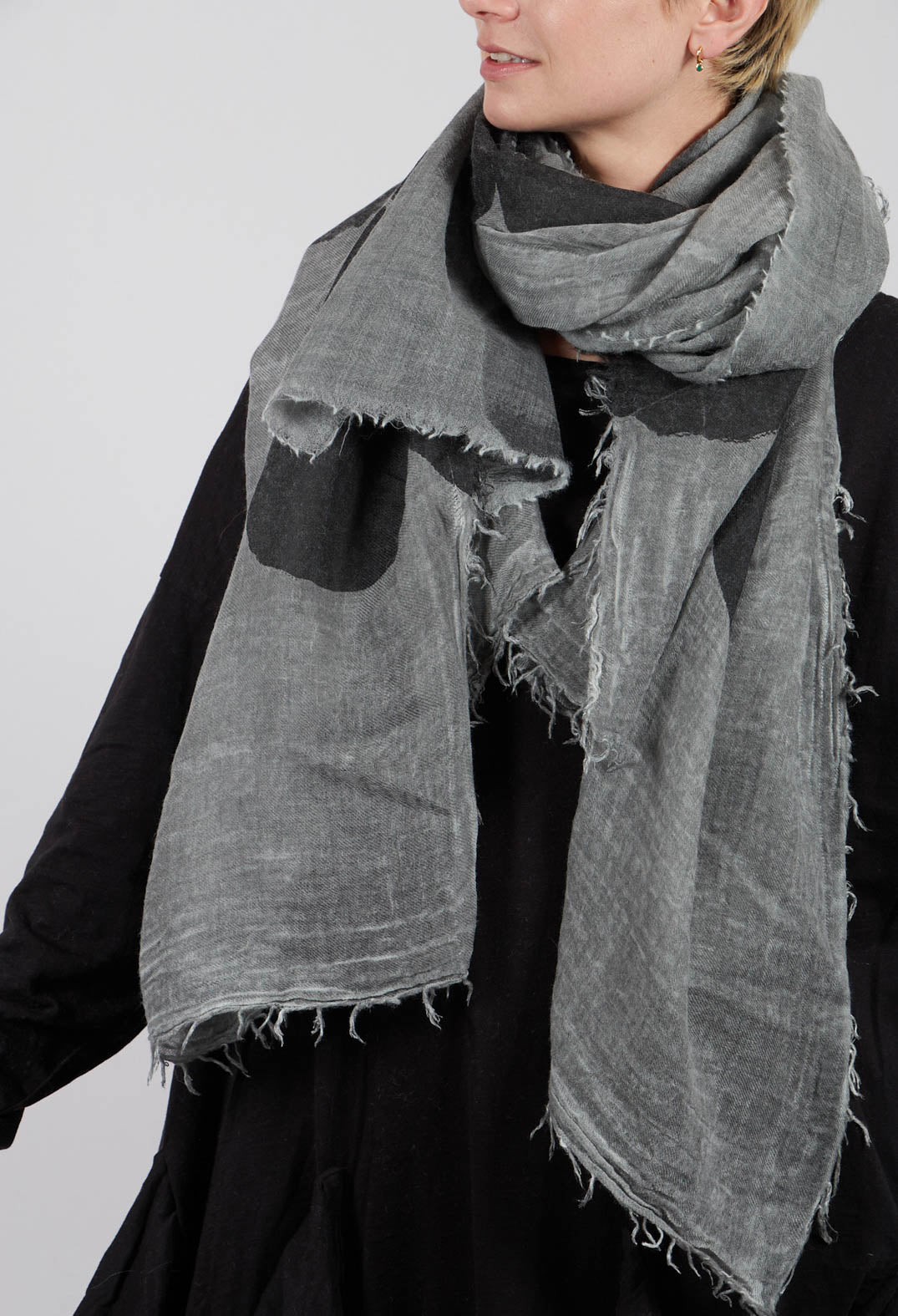 Lightweight Scarf with Raw Edges in Grey Print - 3361406