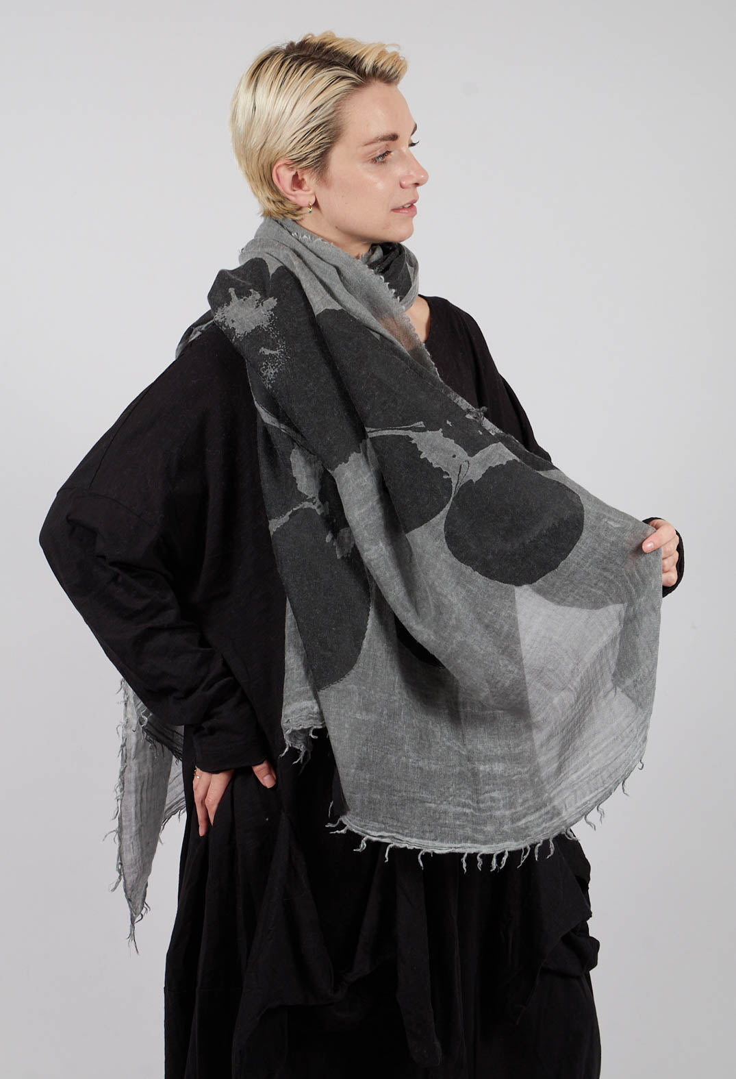 Lightweight Scarf with Raw Edges in Grey Print - 3361406