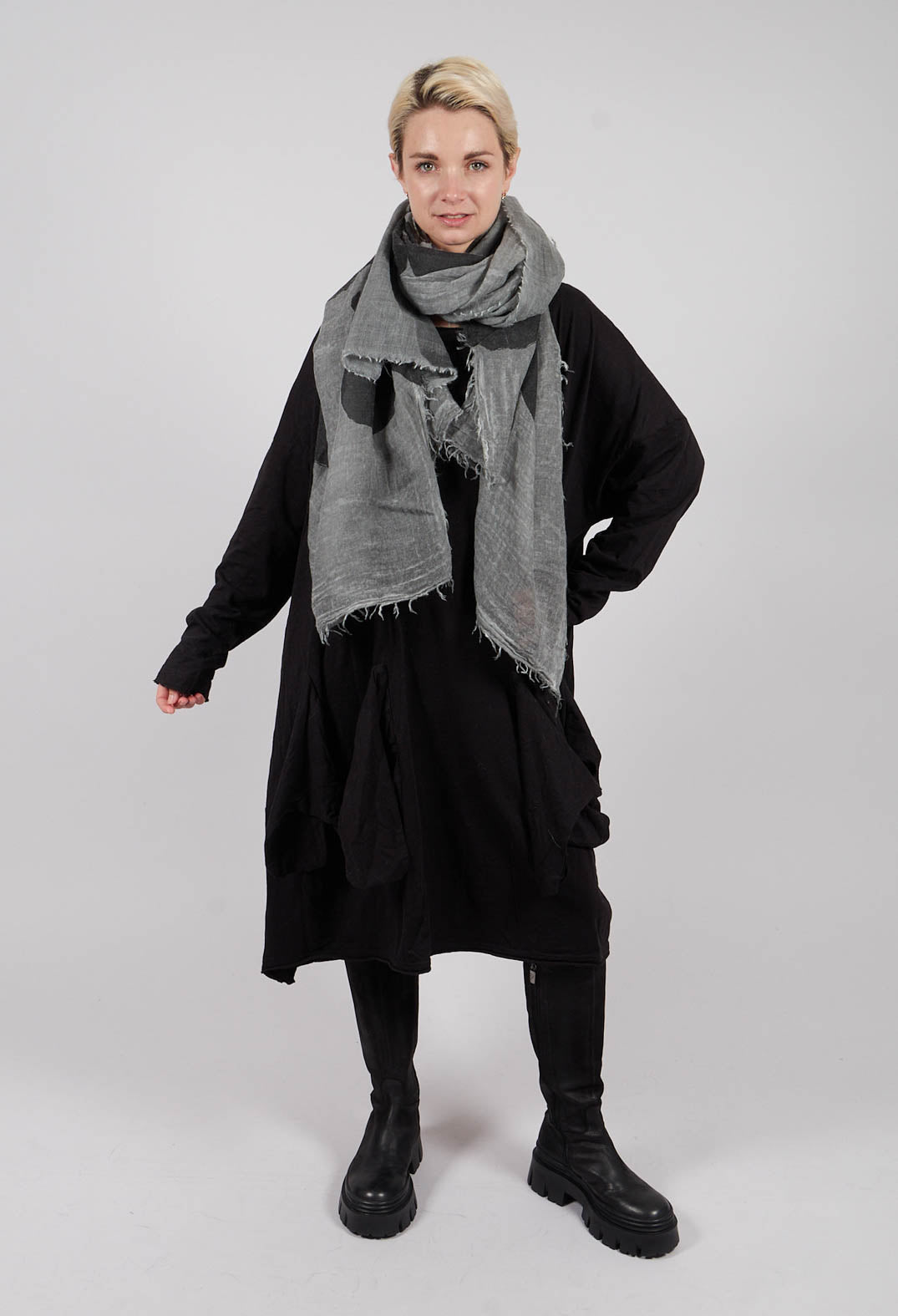 Lightweight Scarf with Raw Edges in Grey Print - 3361406