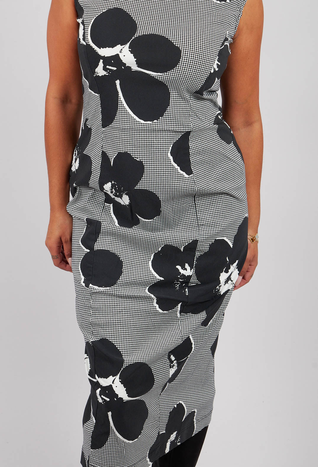 Fitted Sleeveless Dress in Black Off White Print - 3440903