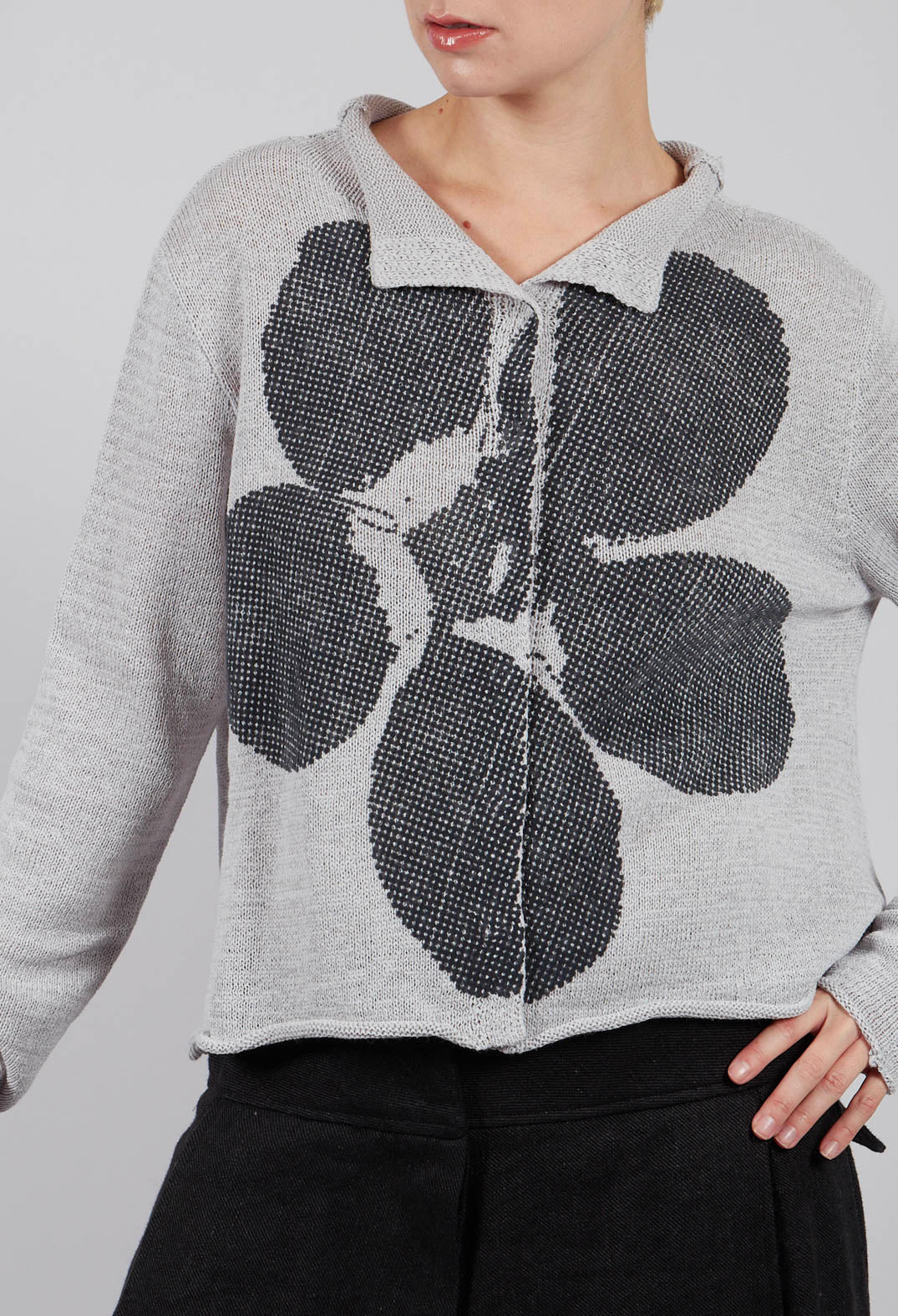 Short Motif Cardigan in Light Grey with Dark Greyflock - 3727106