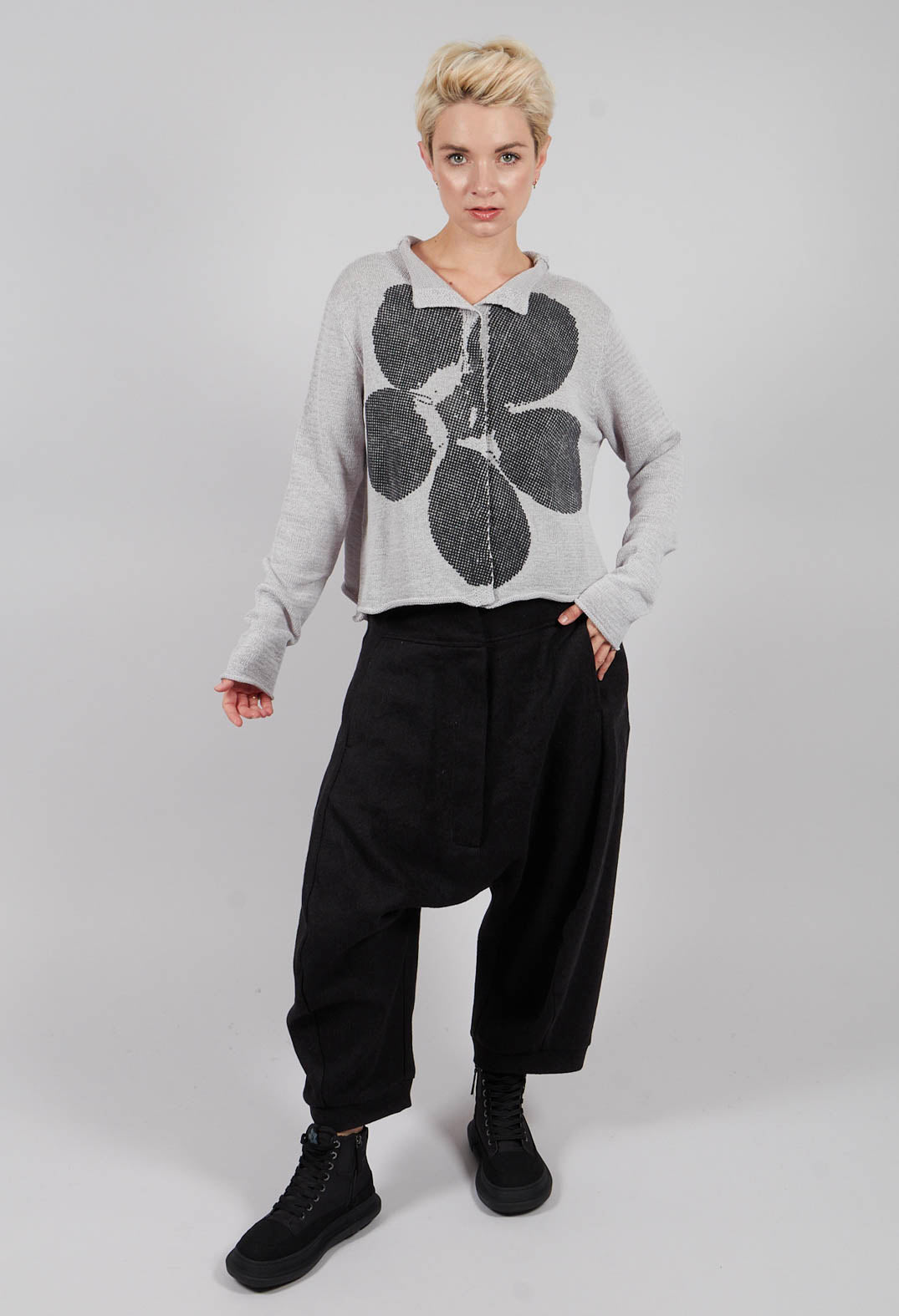 Short Motif Cardigan in Light Grey with Dark Greyflock - 3727106