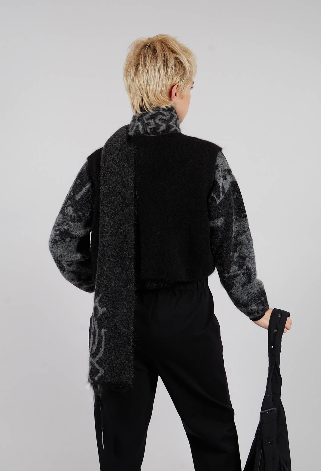 Cropped Sleeveless Cardigan in Black