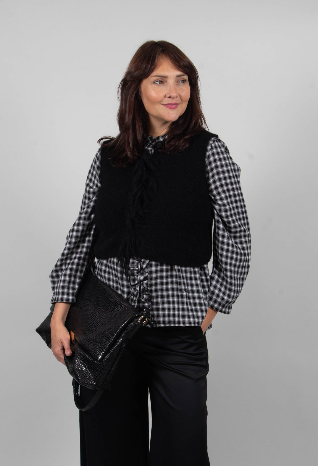 Cropped Sleeveless Cardigan in Black