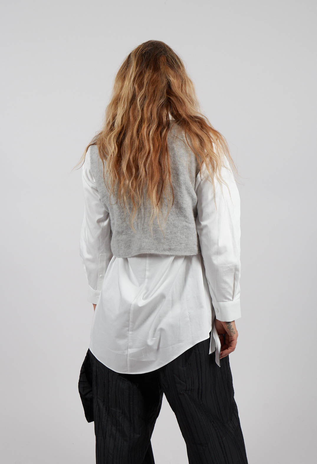 Cropped Sleeveless Cardigan in Light Grey