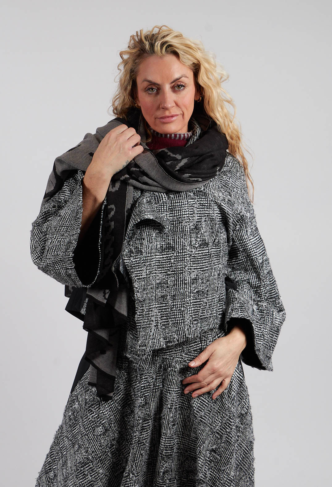 Pattern Scarf in Black