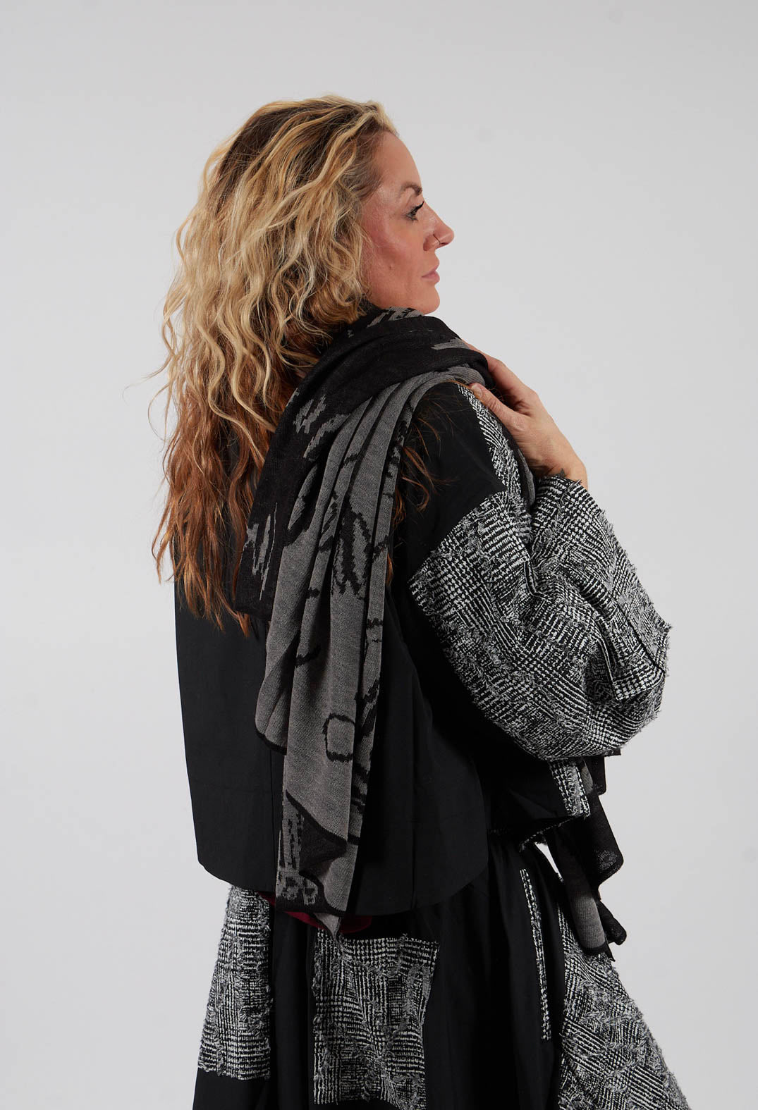 Pattern Scarf in Black