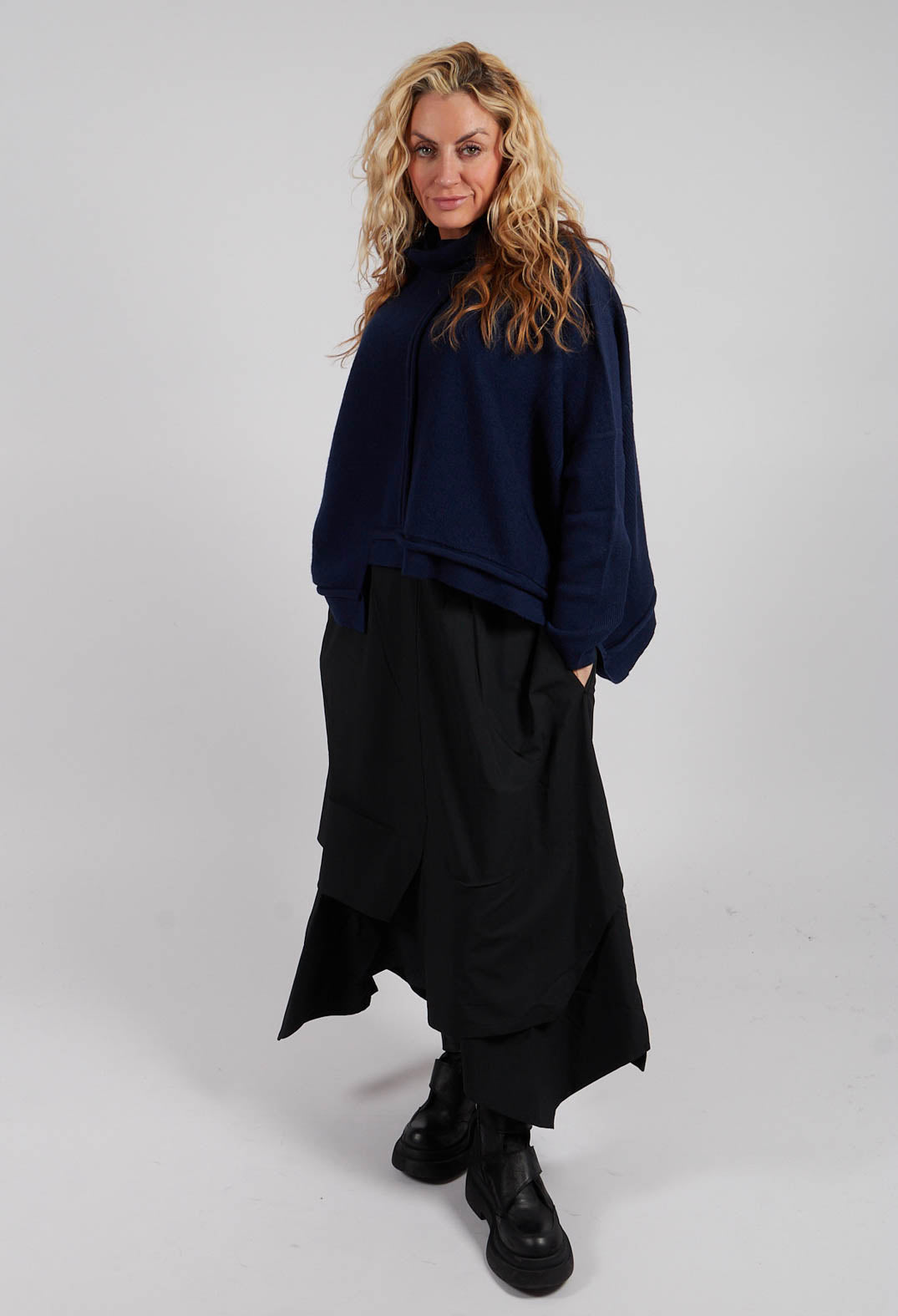 Asymmetric Jumper in Navy