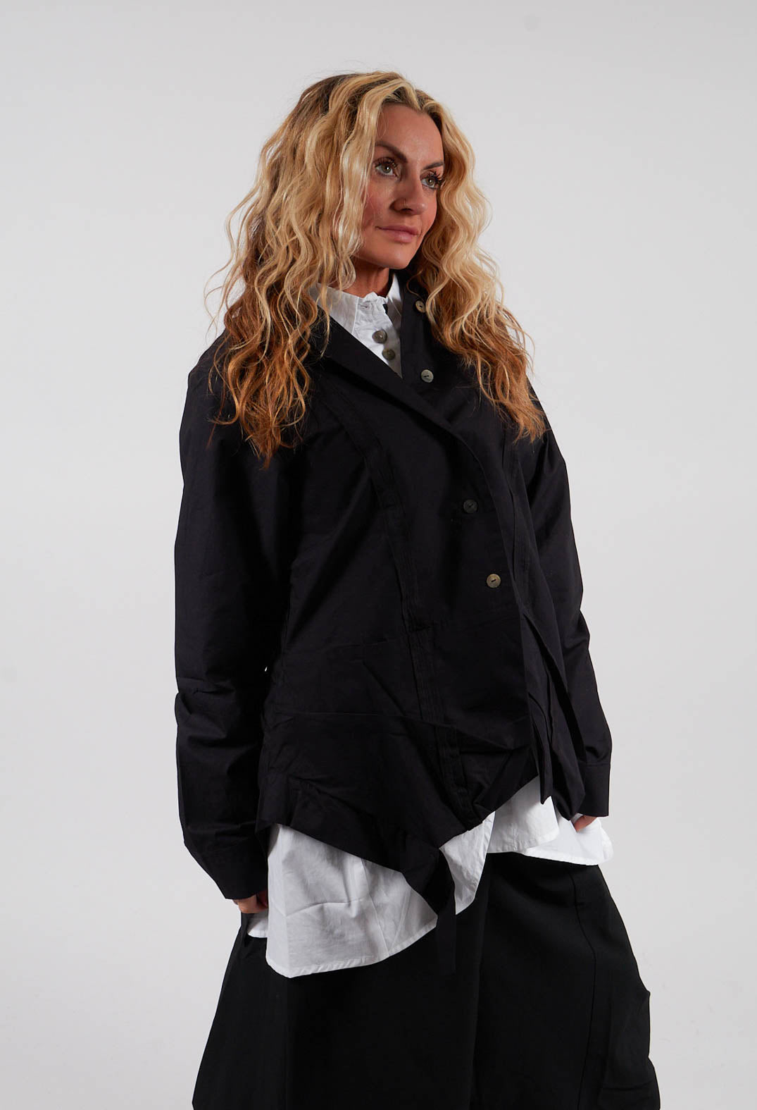 V Hem Shirt in Black