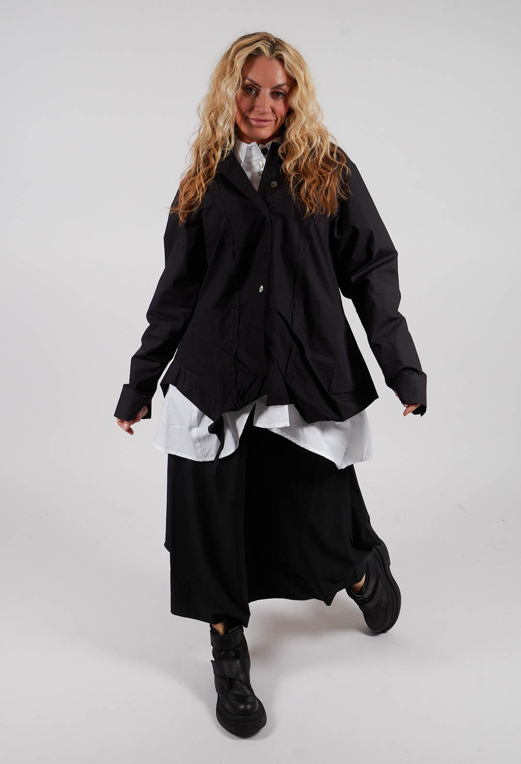 V Hem Shirt in Black