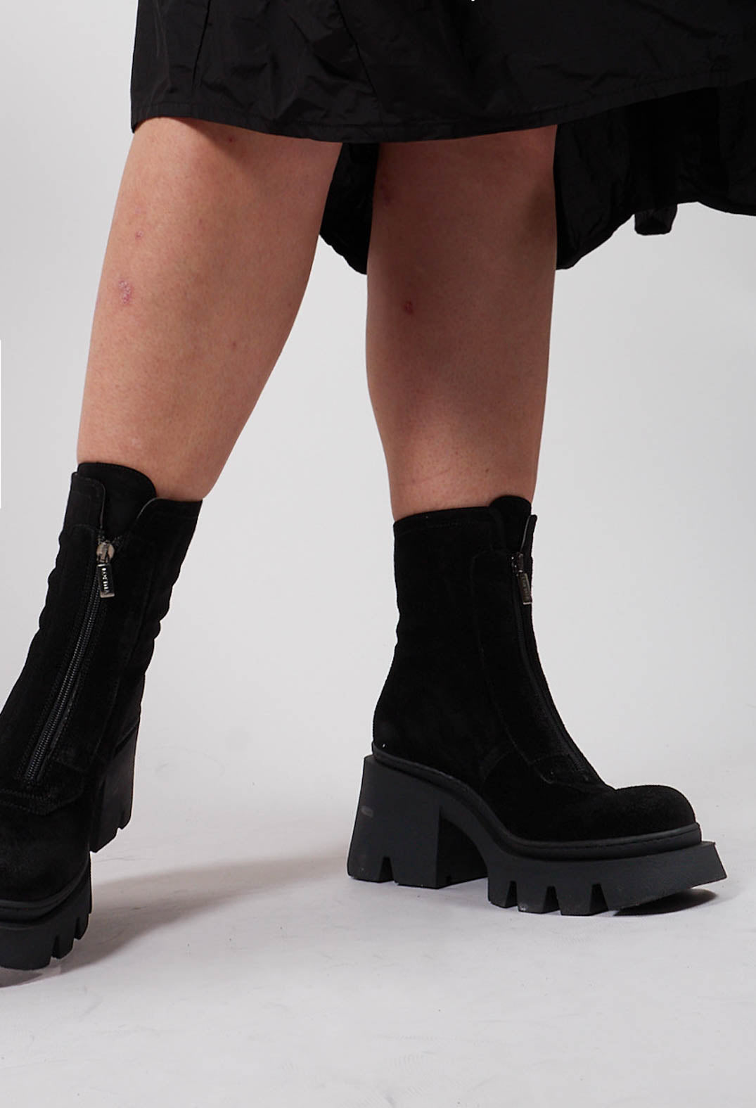 Zip Front Heeled Boots in London Nero