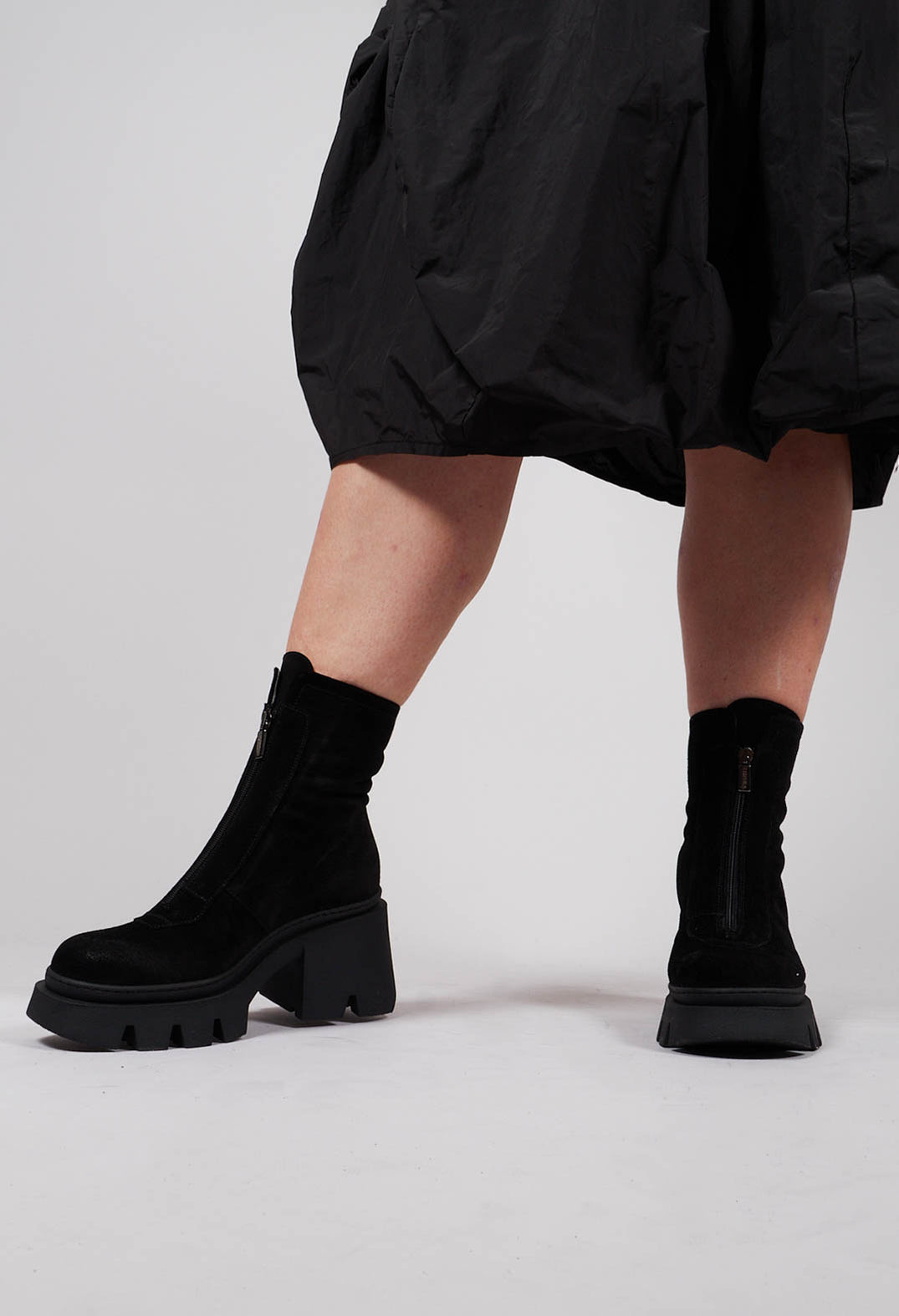 Zip Front Heeled Boots in London Nero