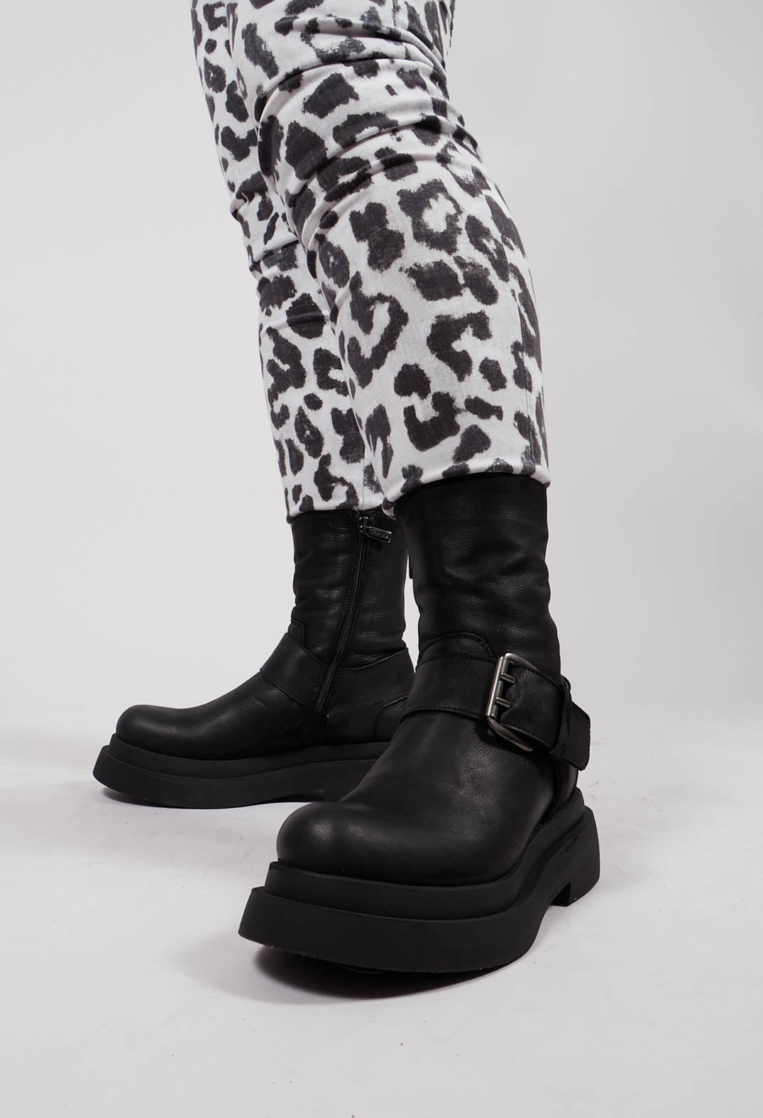 Ankle Boots with Buckle in Gasoline Nero