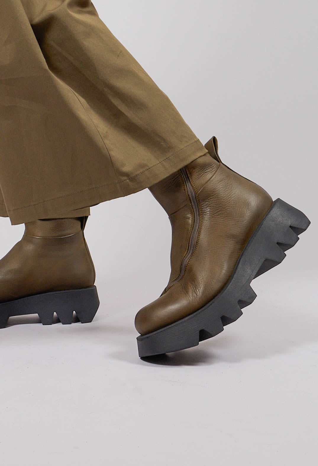 Boots with Curved Zip in Gasoline Carciofo