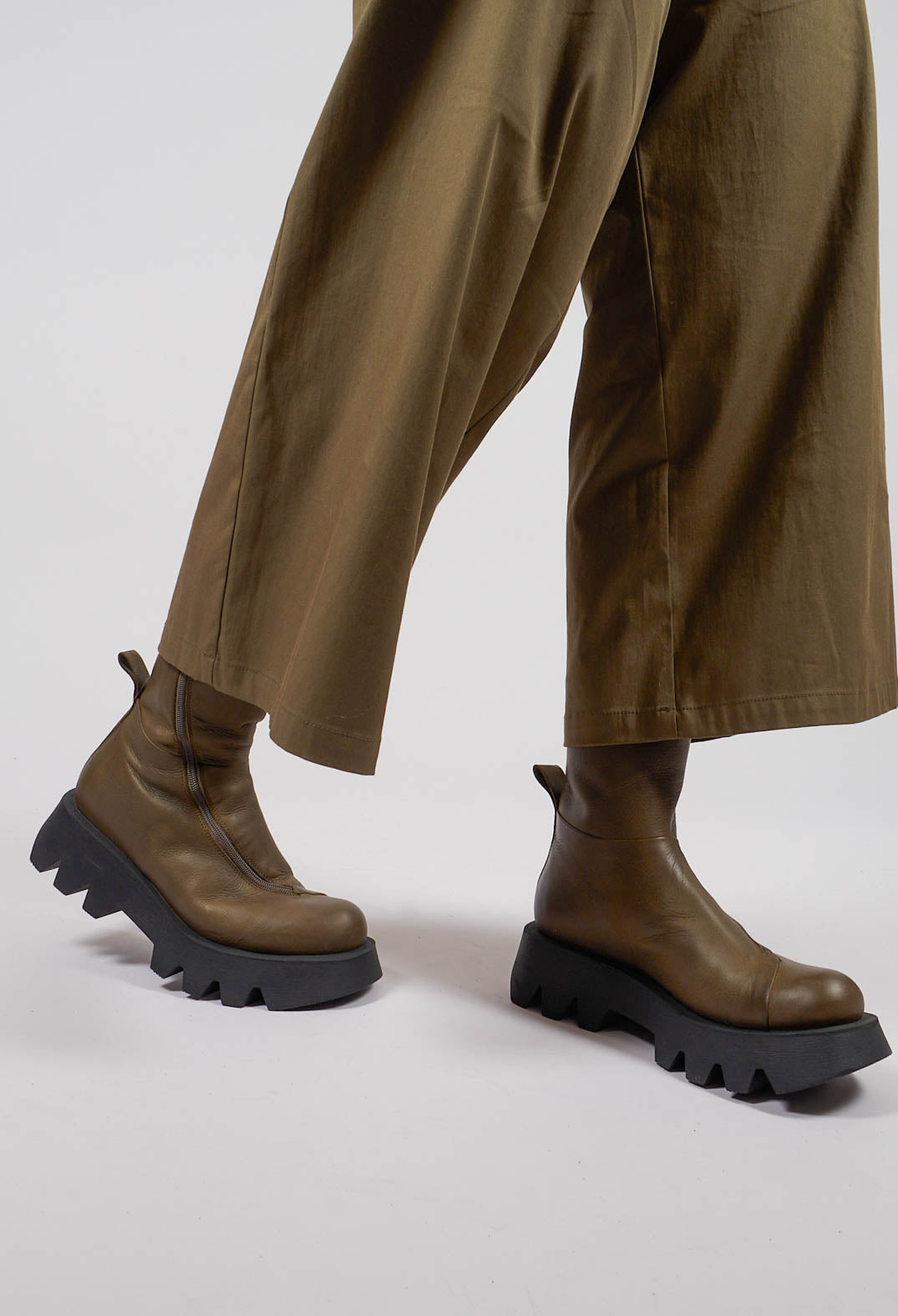 Boots with Curved Zip in Gasoline Carciofo