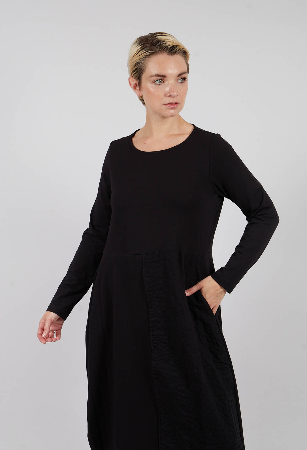 Mia SU Planin Dress  in Nero