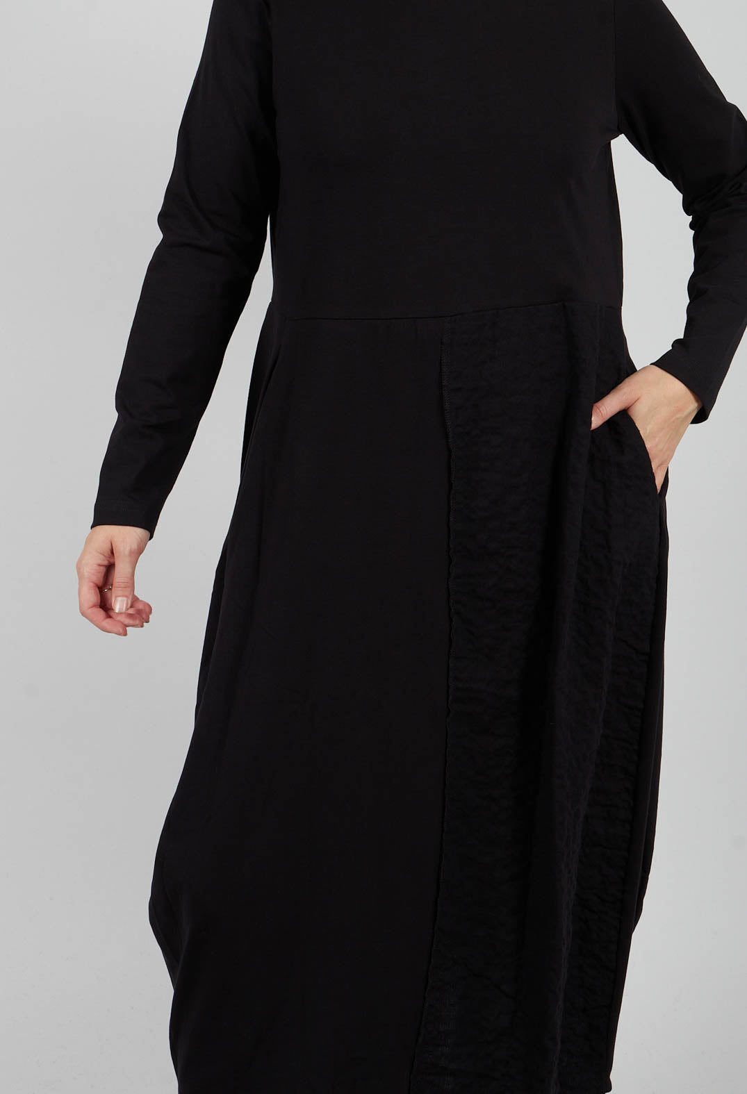 Mia SU Planin Dress  in Nero