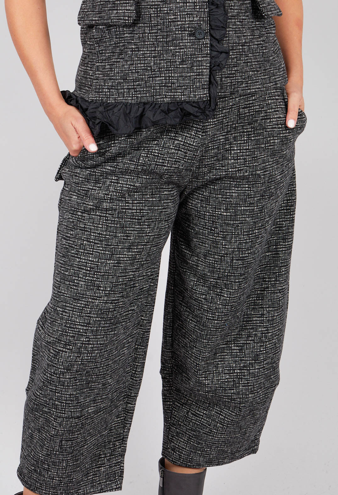 Mira J Trousers in Nero