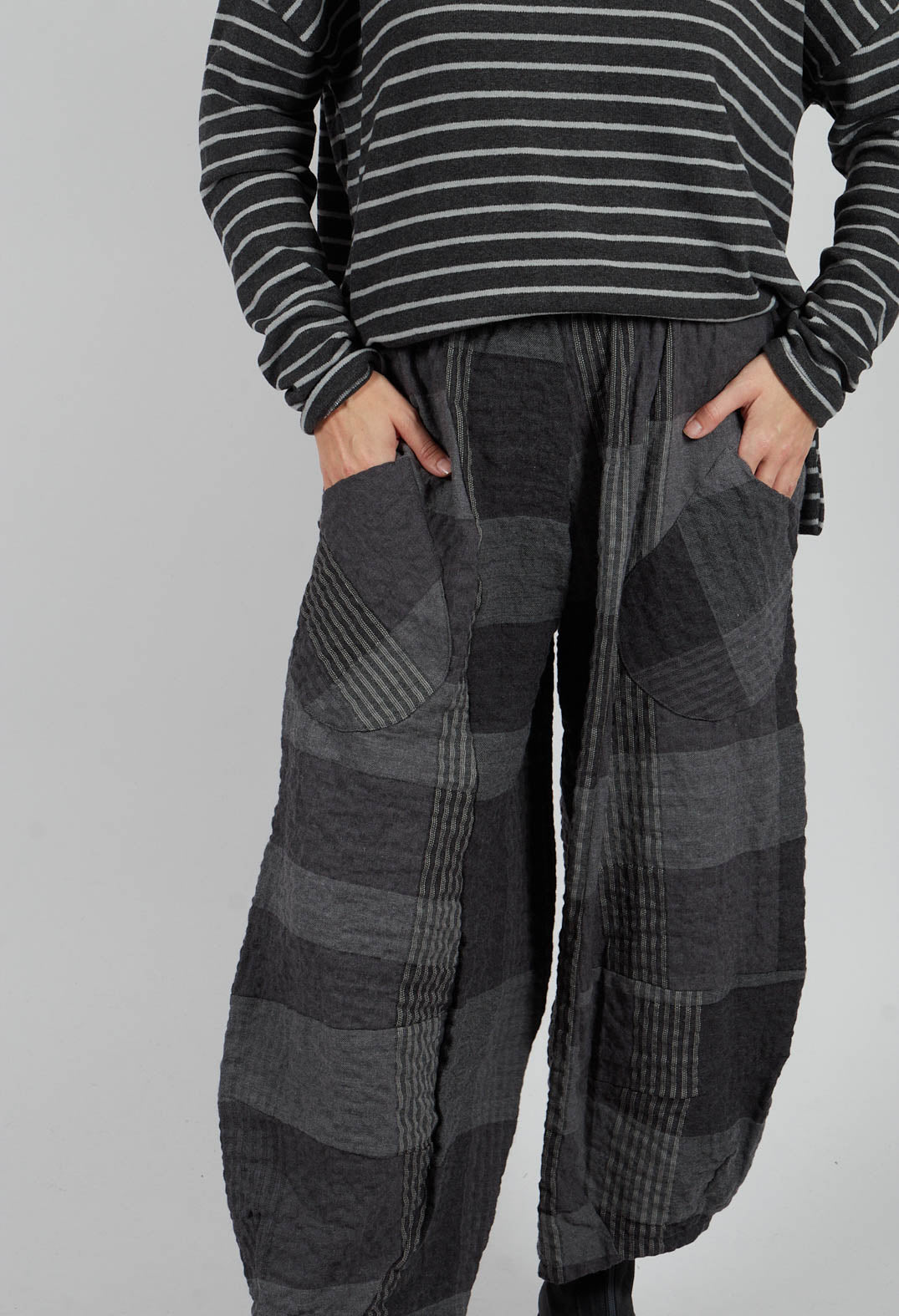 Pace S Tsant Check Trousers in Antracite