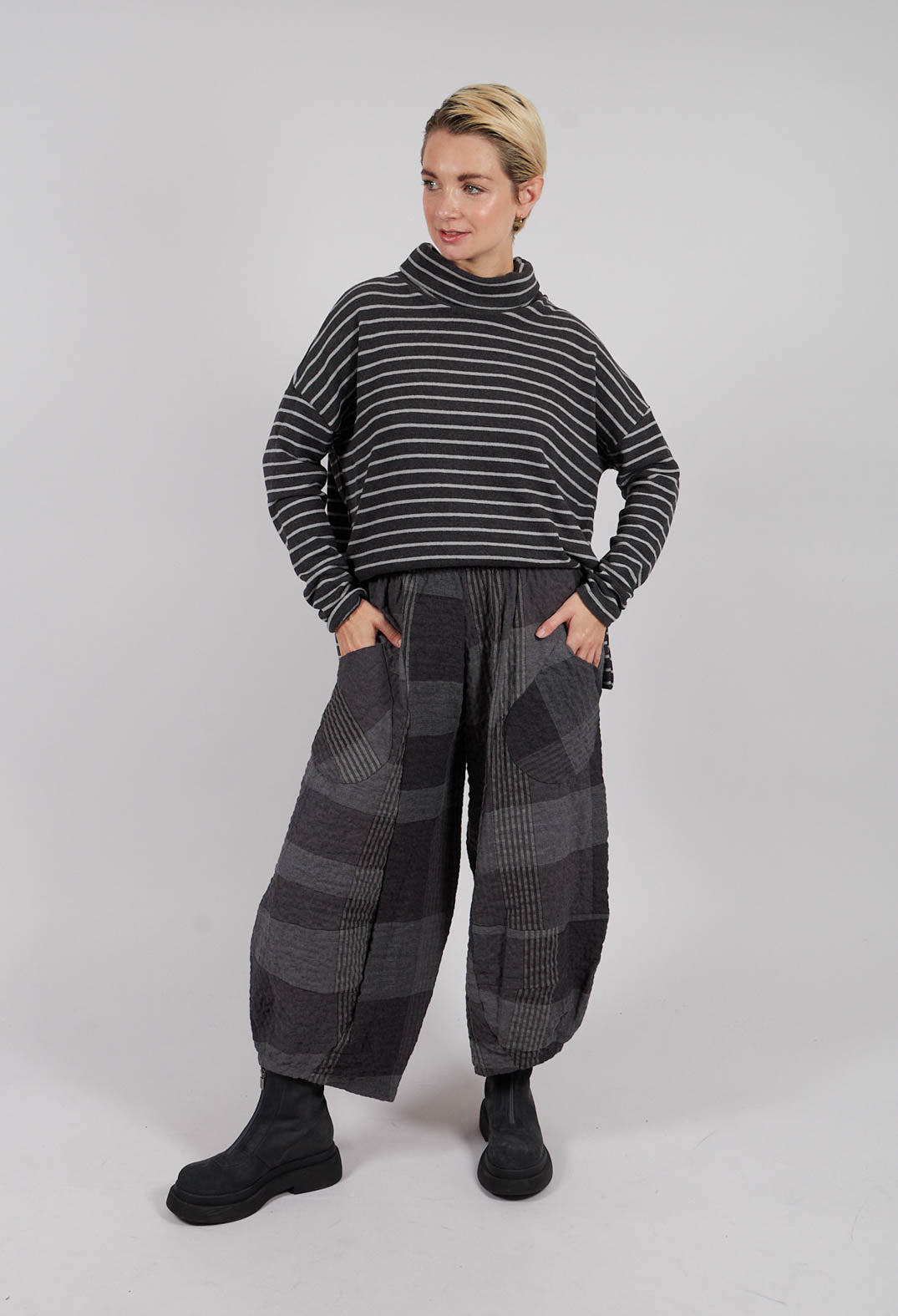Pace S Tsant Check Trousers in Antracite