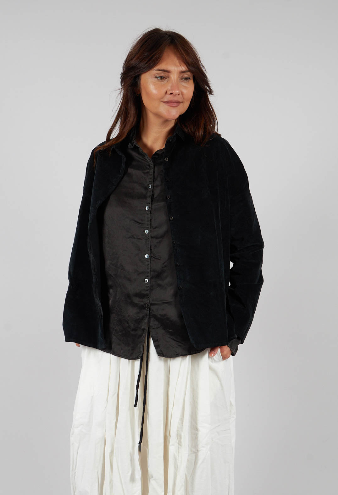 Short Collar Shirt V in Black